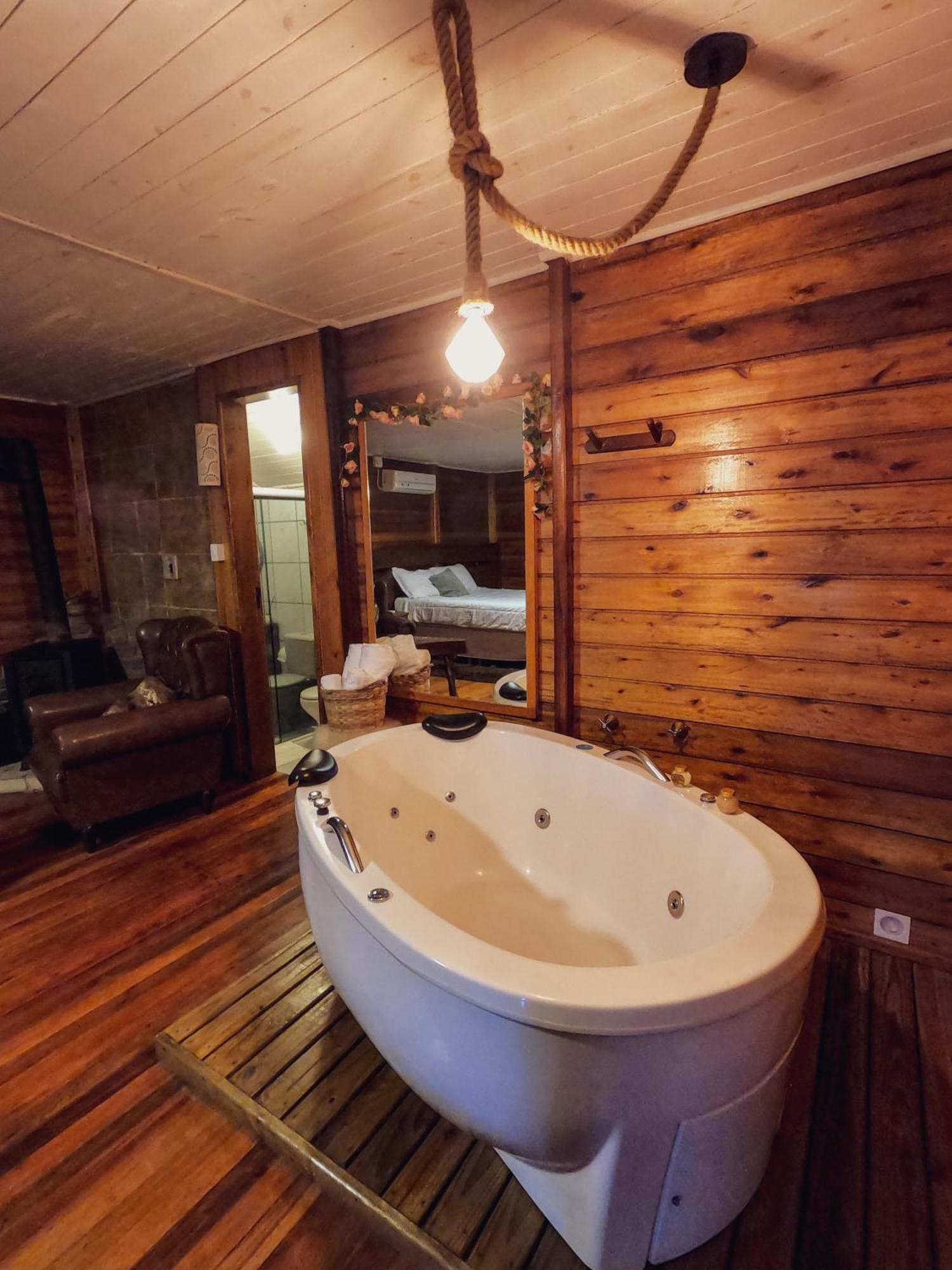 Suite Hot Tub,1627799981:JPEG